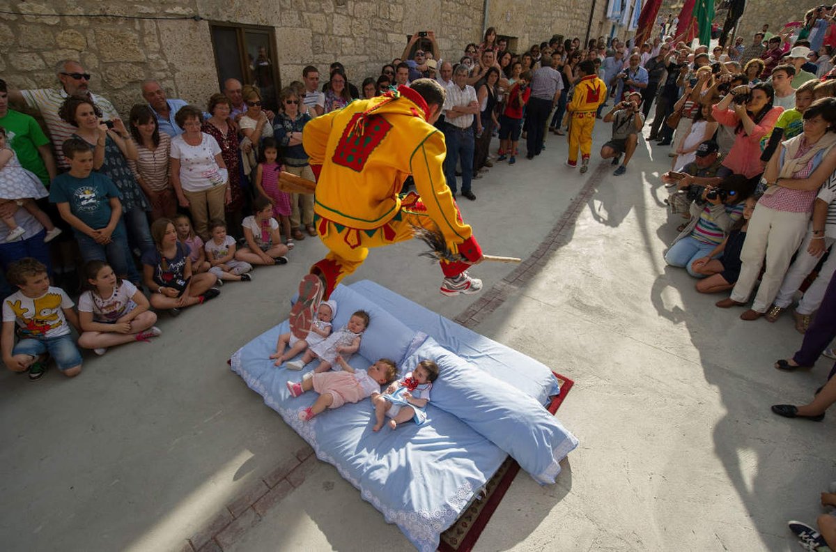 thecimbiz's tweet photo. İspanya’da her yıl Corpus Christi’de,
Colacho adında bir adam,
1 yaş altı bebeklerin üstünden atlıyor. 🤯

👶 Amaç: kötü ruhları temizlemek.
Bu geleneğin adı: El Salto del Colacho.
Yüzyıllardır yapılıyor.
Garip ama gerçek. 🌍🧷
#KültürŞoku https://t.co/giZf5kr94L