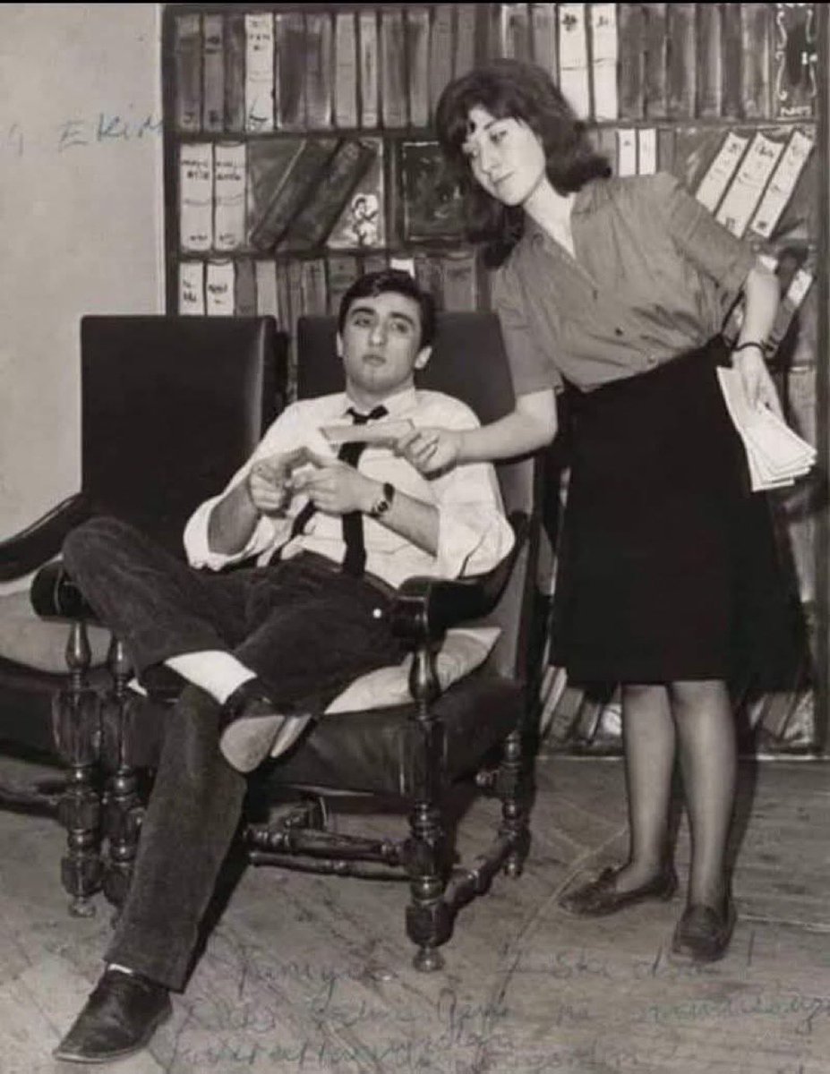 Müjdat Gezen ve Rahmetli Ayşen Gruda'nın aşk hikayesi...1963

Kendi ağızlarından bir röportaj.....

Yer, Muammer Karaca Tiyatrosu... ‘Şeş Beş’ oyunu için oradasınız... Birbirinizi ilk kez gördüğünüz an?

Ayşen Gruda: “Ne komik adam ya!” dedim.

Müjdat Gezen: Ben de “Ne güzel bir