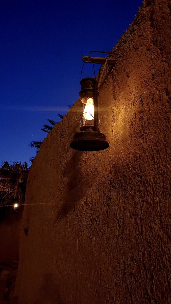 الرزق بيد الله ماهو في يدين الناس 
الناس تحت امر اللي خلقها من عدم

سيف عناد