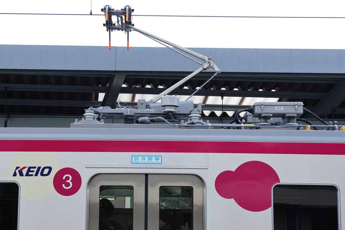 本日の京王2000系お披露目会 府中競馬正門前駅2番線ホームに入線した