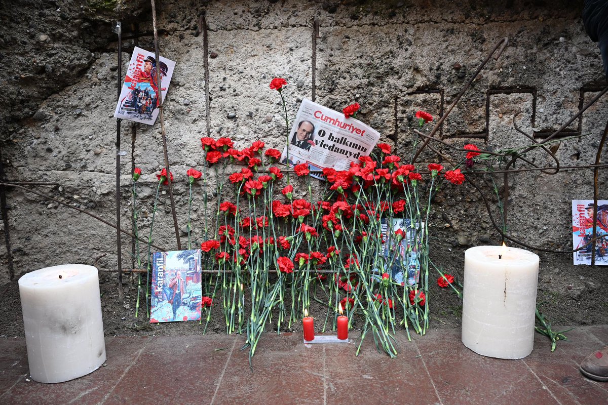 Uğur Mumcu, kalemini halktan, cesaretini doğrulardan alan bir isimdi. Gerçeğin peşinde yürürken bedel ödemekten çekinmedi.

Gazeteci Yazar Uğur Mumcu’yu katledilişinin yıl dönümünde saygı, rahmet ve özlemle anıyorum.