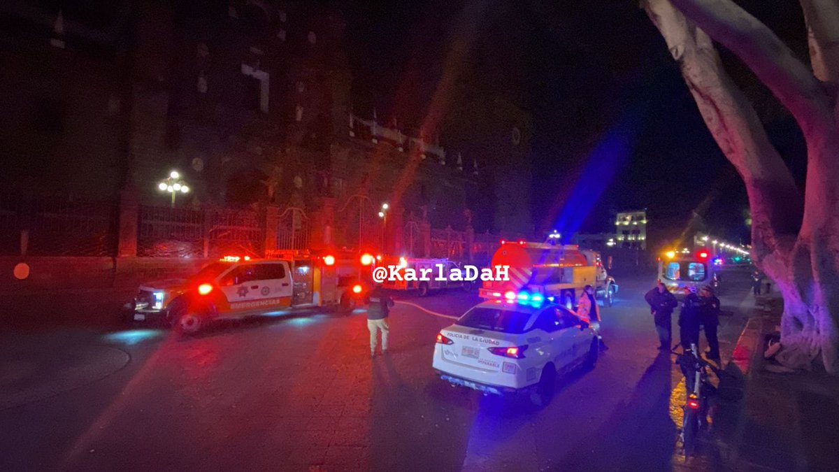 😡 Un "loquito" le prendió fuego al portón de la #Catedral de #Puebla. Por fortuna, bomberos y policías llegaron a tiempo para sofocar el incendio y a la vez, detener al responsable.