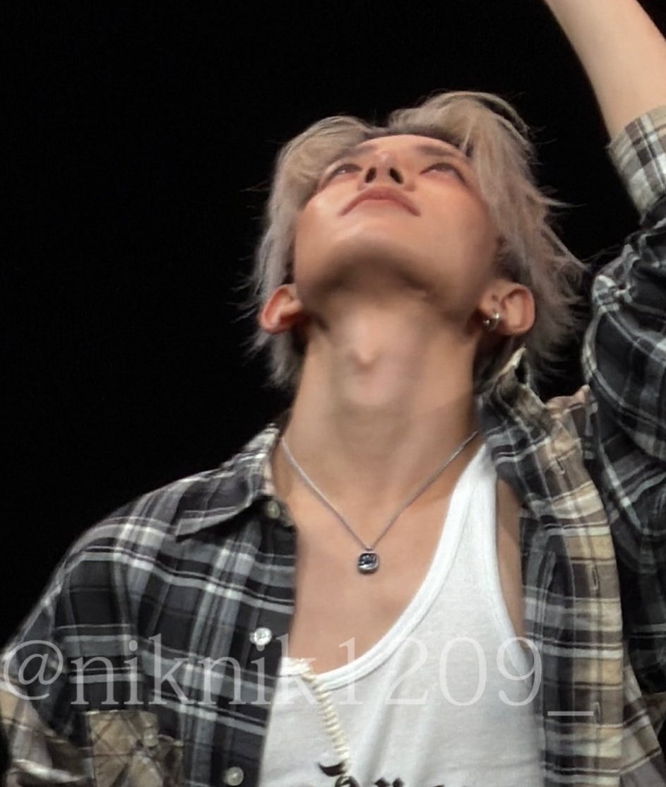 his neck....i rly want to say something so bad 😭 tf hee