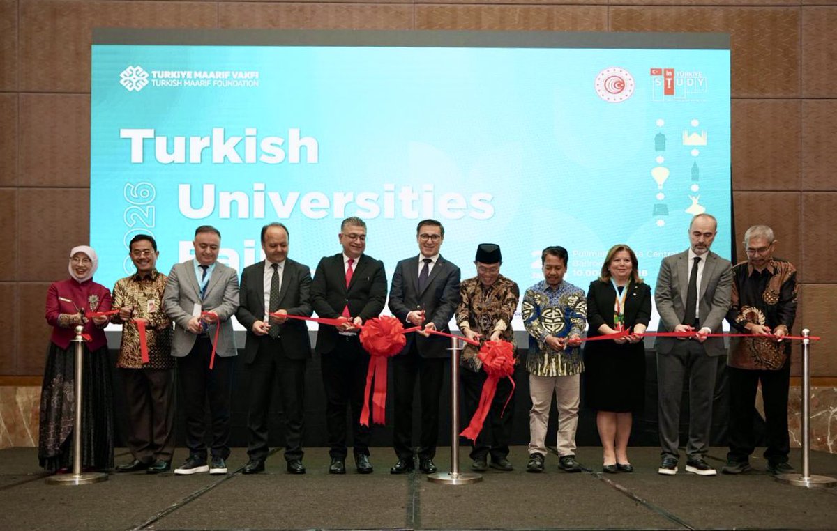 TMaarifVakfi's tweet photo. Maarif Ajansı tarafından düzenlenen ❝Endonezya Türk Üniversiteleri Eğitim Fuarı❞ başkent Cakarta’da başladı. 
 
26 üniversite ve 5 rektörün katıldığı fuarın açılışı T.C. Endonezya Büyükelçimiz @tkucukcan tarafından gerçekleştirildi. 

Bu yıl ikincisini düzenlediğimiz Endonezya Yükseköğretim Fuarı, Türkiye ile Endonezya arasındaki akademik iş birliğini güçlendirirken öğrencilerden de yoğun ilgi görüyor.

📢 Fuarımız yarın Bandung şehrinde devam edecek.
