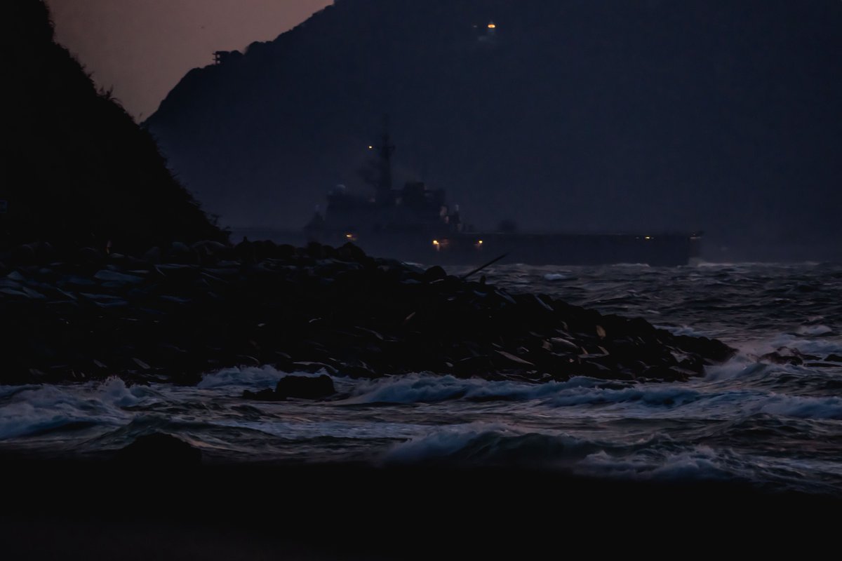 #南海レスキュー 
2026.01.24 白谷海浜公園でのLCAC海上輸送訓練他を終え、帰路につくおおすみ型2番艦の #しもきた 。日没間近、視程も悪化する中、強風と荒波をものともせずに進む姿を伊良湖岬で捕える事が出来ました。ご安航を😃👍