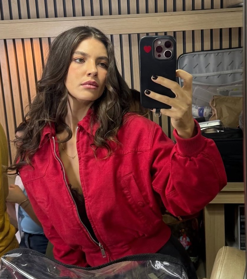 rapaz, uma mulher dessa se me prendesse no meio da rua me desse uma pisa um murro e me dissesse: você ta presa vagabunda eu dizia assim: obrigada graças a deus oh mulher maravilhosa.