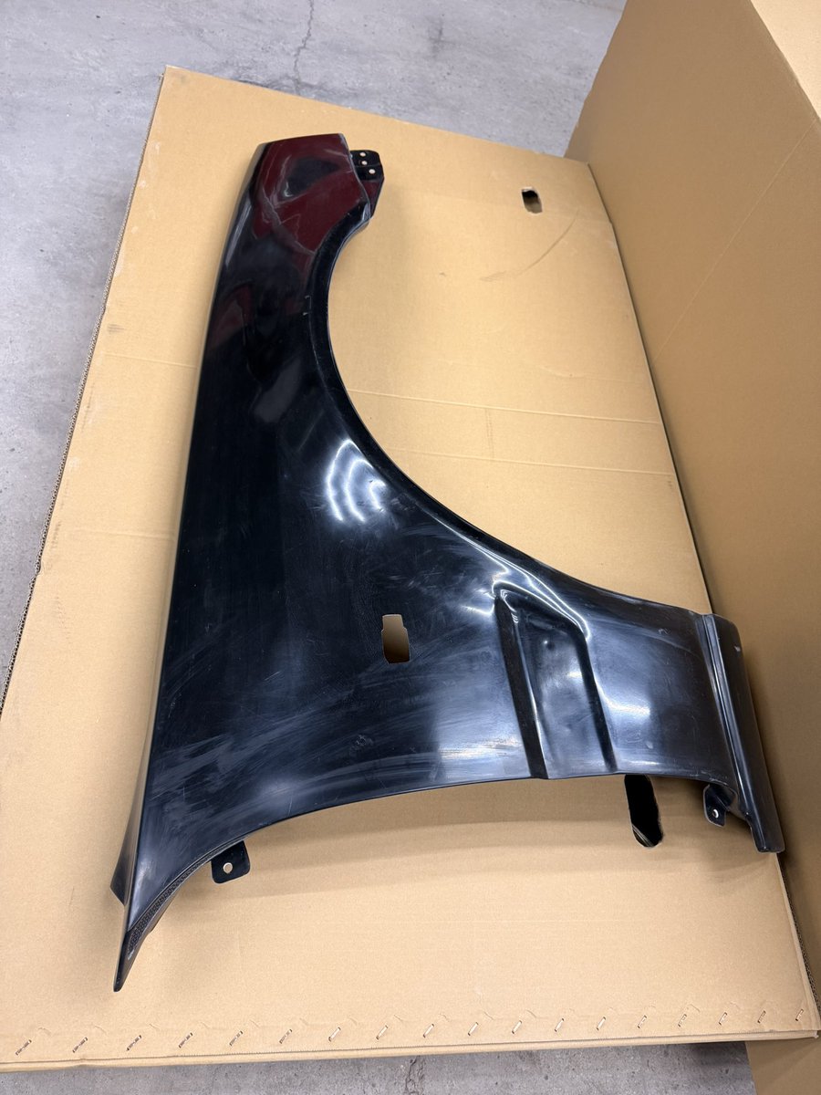 FreedomDesignJP's tweet photo. C34 ステージアBNR34形状フロントフェンダーZチュンタイプ　ワイドフェンダーGTRコンバートキットです。
よろしくお願いします。 https://t.co/20YTJ4OSAV