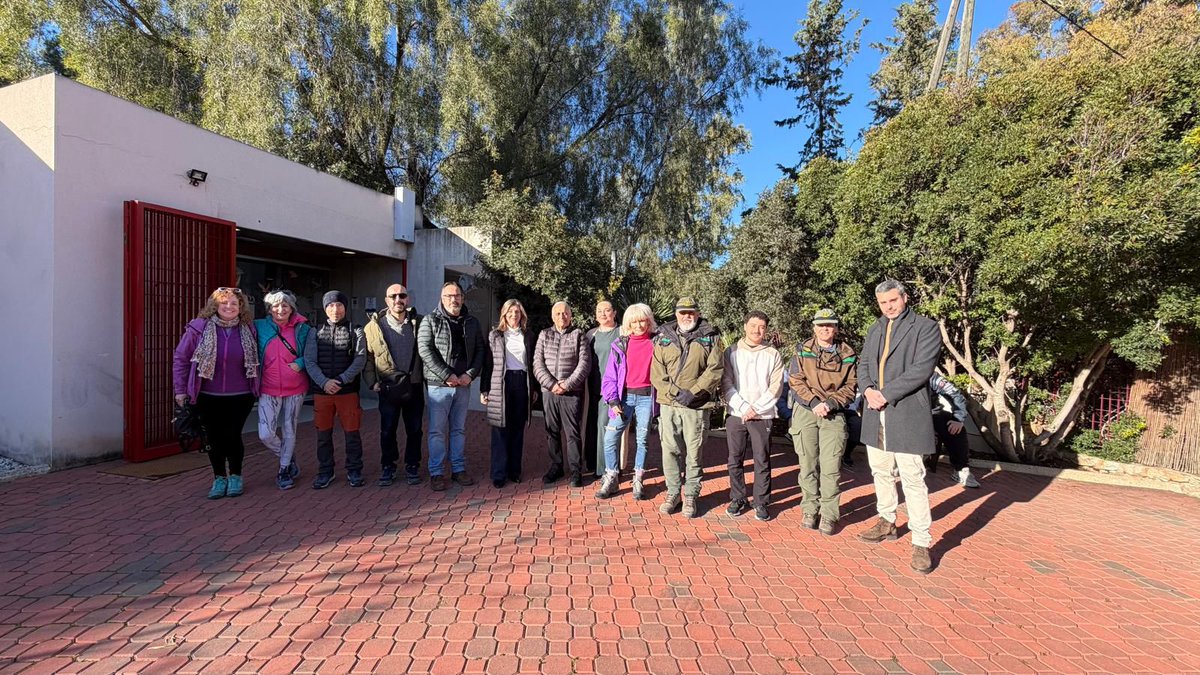 AmbientalRM's tweet photo. 🌳El Gobierno de la @regiondemurcia respalda el proyecto 'Avatares', que une reforestación regenerativa y convivencia en los Espacios Naturales.
👨👩👧👦Cinco familias participan en esta iniciativa piloto, dirigida a menores de 10 a 18 años, con la colaboración de la Universidad de Murcia y el trabajo conjunto de entidades sociales y equipos técnicos
La secretaria, María Cruz Ferreira, asiste, junto a la directora general de Familias, Infancia y Conciliación, María Luisa Lozano, a la presentación del Proyecto.
ℹ️https://t.co/CgCbGjY75J