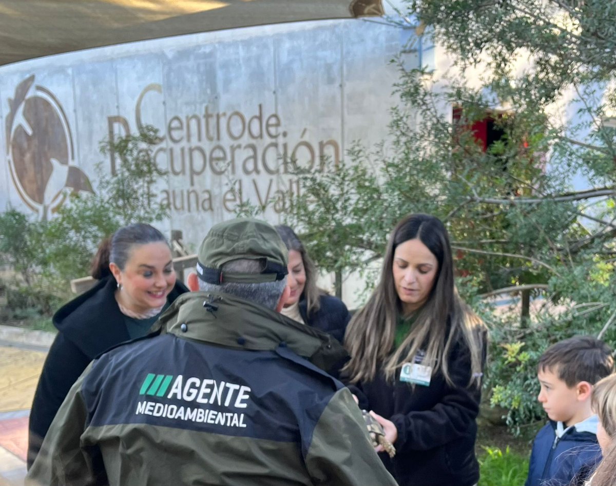 AmbientalRM's tweet photo. 🌳El Gobierno de la @regiondemurcia respalda el proyecto 'Avatares', que une reforestación regenerativa y convivencia en los Espacios Naturales.
👨👩👧👦Cinco familias participan en esta iniciativa piloto, dirigida a menores de 10 a 18 años, con la colaboración de la Universidad de Murcia y el trabajo conjunto de entidades sociales y equipos técnicos
La secretaria, María Cruz Ferreira, asiste, junto a la directora general de Familias, Infancia y Conciliación, María Luisa Lozano, a la presentación del Proyecto.
ℹ️https://t.co/CgCbGjY75J