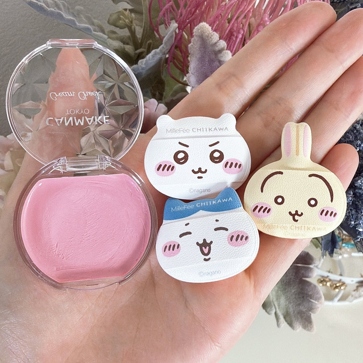 saraparin's tweet image. キャンメイクのクリームチークに
ミルフィー×ちいかわのパフを入れるとちょうど良い🙆