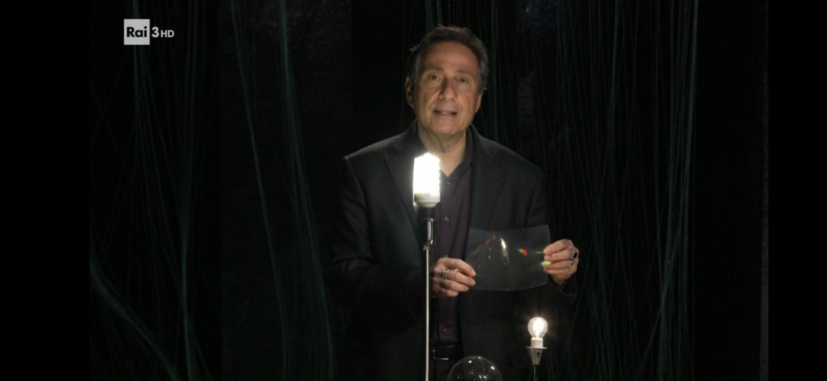 Eccomi qui, puntuale come una cambiale, a segnalarvi che oggi 24 gennaio ore 18.28 su <a href="/raicinque/">Rai5</a> potete vedere o rivedere #Sapiensunsolopianeta.
Appare il prof <a href="/OfficialTozzi/">Mario Tozzi ⛏</a> "E luce fu"