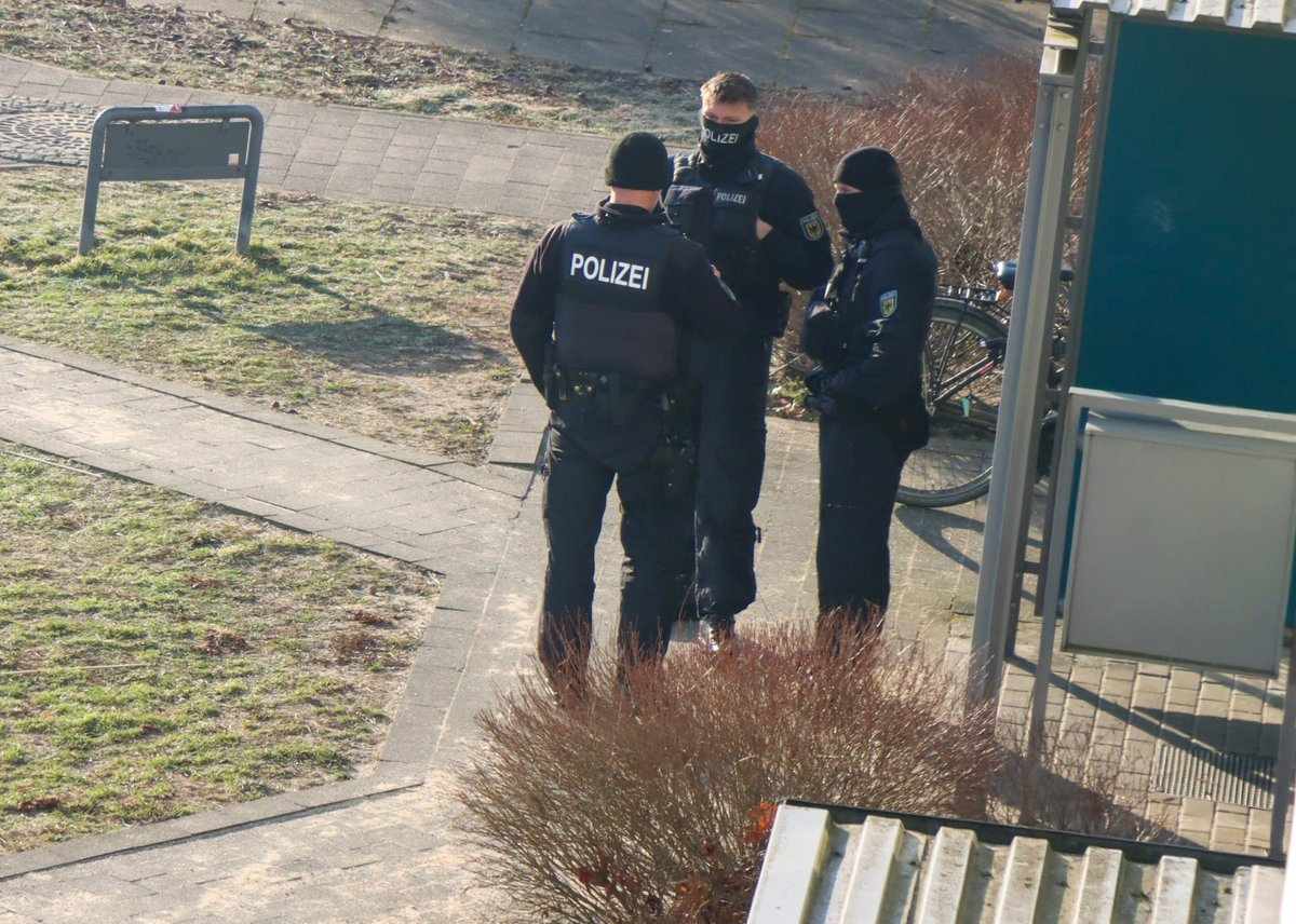 Neuer Beitrag online!
Durchsuchung in Cottbus wegen des Verdachts der gewerbsmäßigen Schleusung 
Im Auftrag der Staatsanwaltschaft Neubrandenburg führte die Bundespolizeiinspektion Kriminalitätsbekämpfung Rostock am heutigen Tag Durchsuchungsmaßnahmen i...
blaulichtreport-lausitz.de/durchsuchung-i…