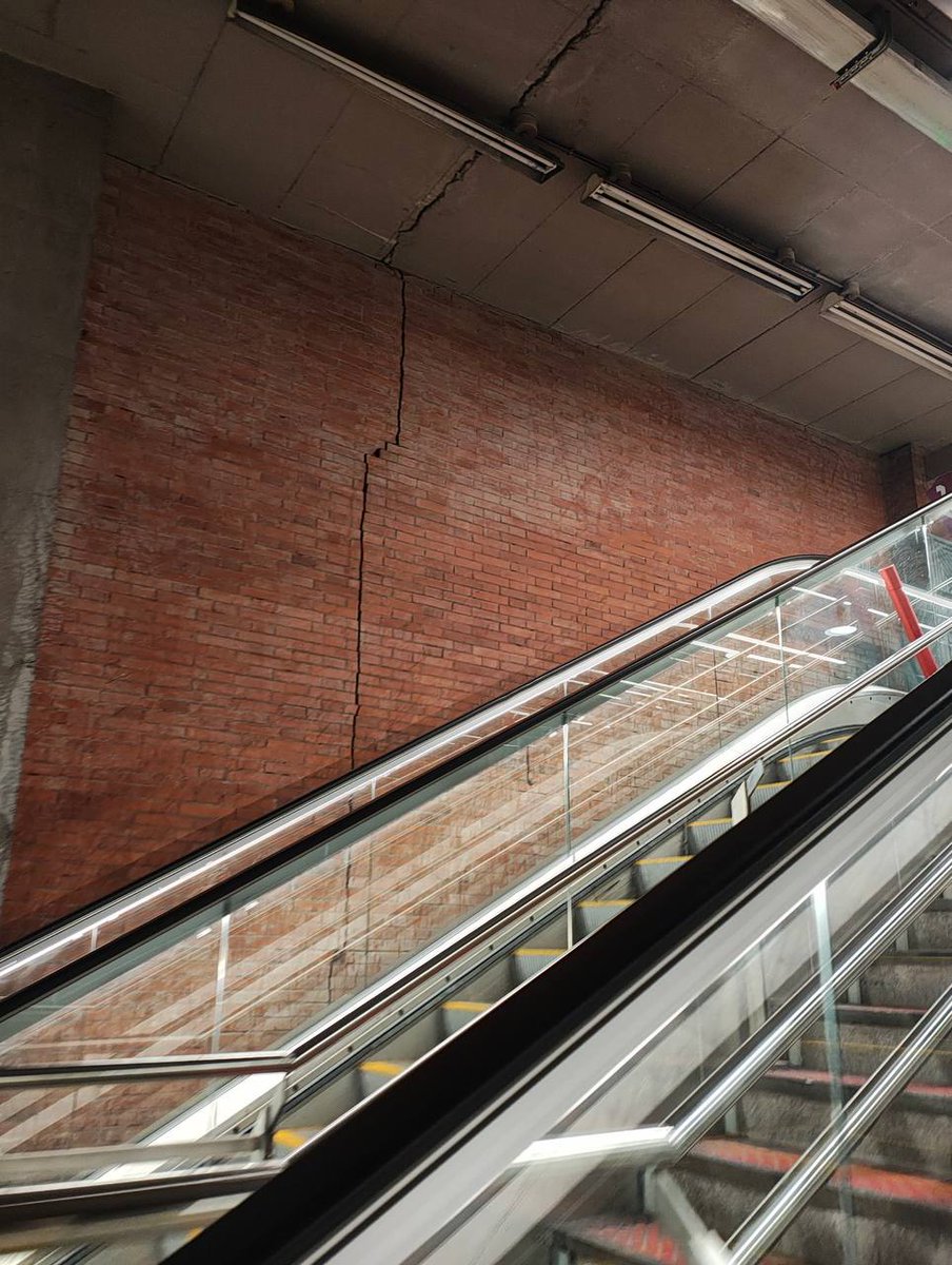 Usuarios denuncian el aumento repentino de una gran grieta en la Estación de Atocha.
