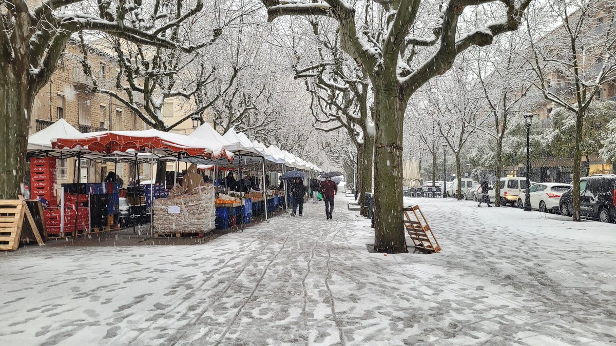 NacioBergueda's tweet image. 🌨 Neva a plom a #Berga. La capitat del #Berguedà es tenyeix de blanc aquest dissabte on només uns pocs paradistes resisteixen al Mercat Municipal mentre alguns conductors prenen mesures per circular com fer ús de fundes tèxtils pels pneumàtics.

naciodigital.cat/impacte/terra/…