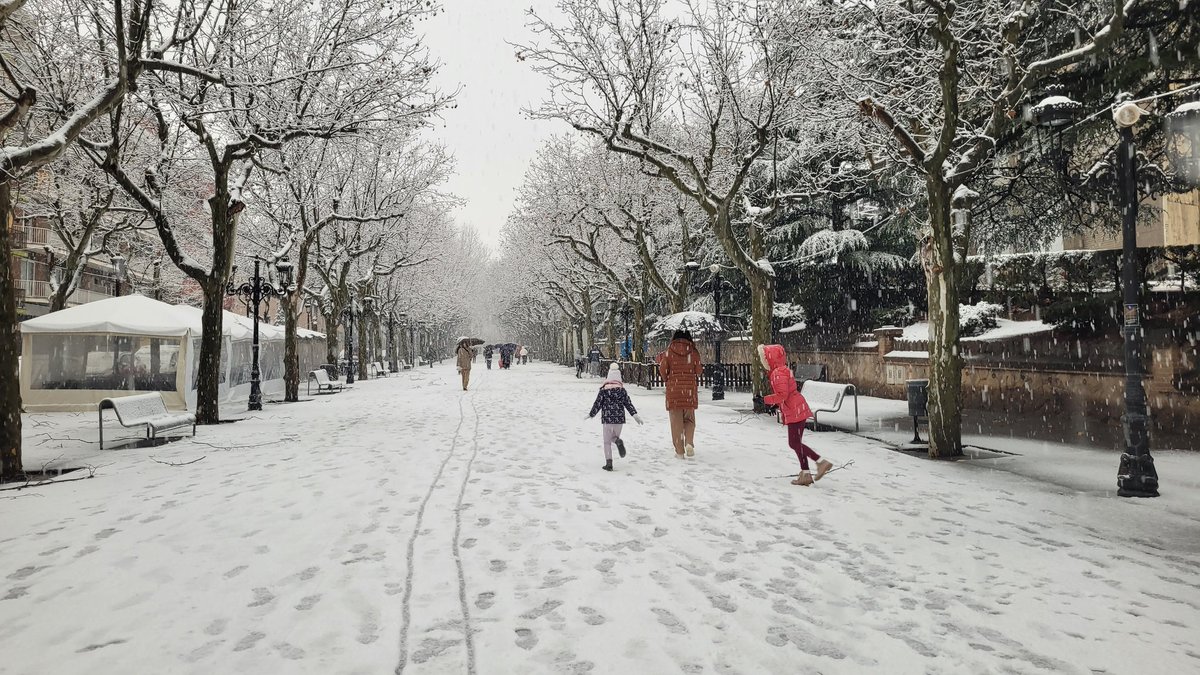NacioBergueda's tweet image. 🌨 Neva a plom a #Berga. La capitat del #Berguedà es tenyeix de blanc aquest dissabte on només uns pocs paradistes resisteixen al Mercat Municipal mentre alguns conductors prenen mesures per circular com fer ús de fundes tèxtils pels pneumàtics.

naciodigital.cat/impacte/terra/…