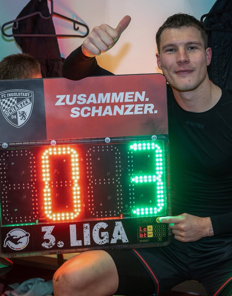 Ex-#betze Verteidiger Jonas Scholz hat mit seinem 2. Saisontor den 3:0-Derbysieg des FC Ingolstadt 04 im Keller-Gipfel bei Jahn Regenburg eingeleitet. Die Oberbayern holen damit wichtige Punkte im Abstiegskampf, überholen den SSV Jahn und springen auf Platz 13 der 3. Liga