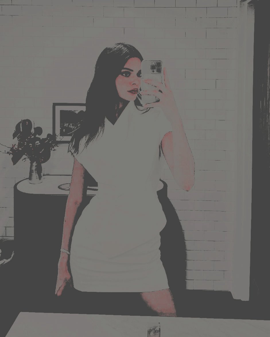 blaxiru's tweet image. ⠀

—  today’s forecast: 100% chance of elegance and all white everything.

⠀