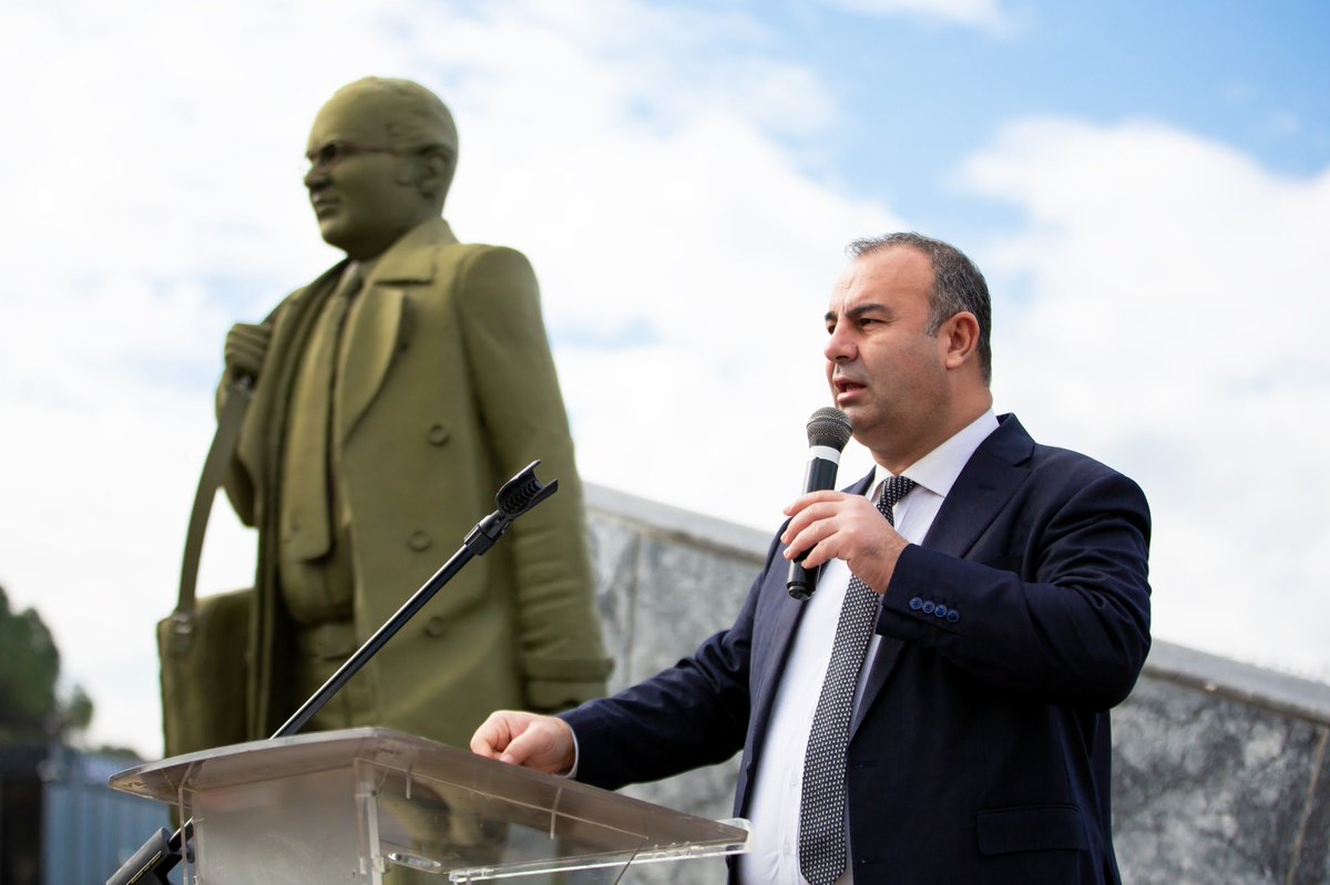 ermanuzuneu's tweet photo. Kalemini satmayan, gerçeği eğip bükmeyen, bedel ödemeyi göze almış araştırmacı gazeteci Uğur Mumcu’yu, Limanreis Mahallemizdeki heykeli başında karanfillerle andık.

33 yıl önce Ankara’da, Karlı Sokak’ta söndürülmek istenen o ışık, bugün hâlâ yolumuzu aydınlatmayı sürdürüyor. 

Biz, #UğurMumcu'nun cesaretini ve aydınlanma mücadelesini yaşatmaya, Narlıdere’mizde Cumhuriyet’in değerlerine sahip çıkan her yurttaşın sesi olmaya devam edeceğiz.

Ruhu şad olsun.