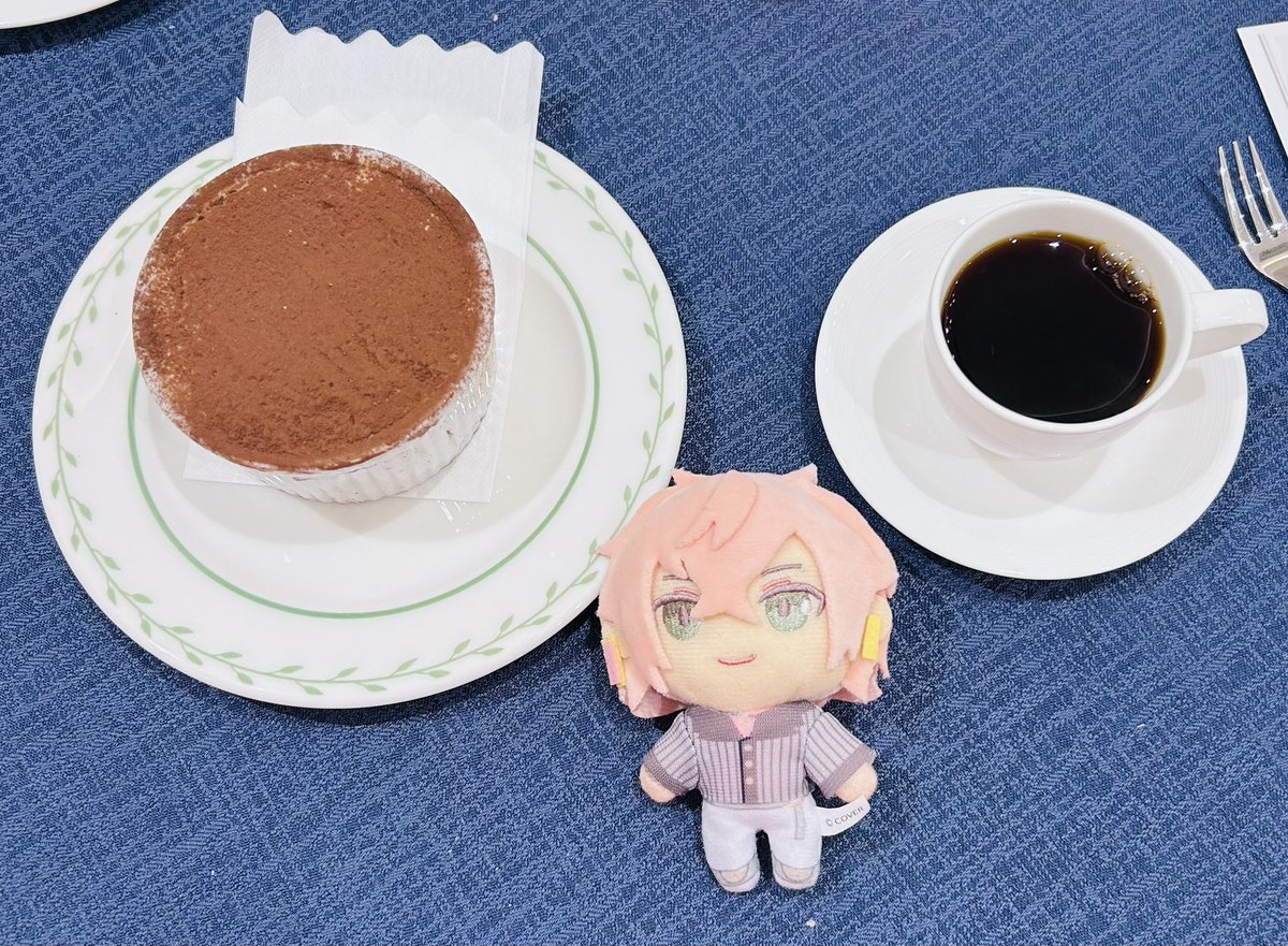 律可ぬいさん（HUBぬいさん）と美味しいもの☆其の２！！濃厚ティラミスです✨（ぬいさんサイズのコーヒーが可愛い💕）

 #enjoy律可ぬいライフ