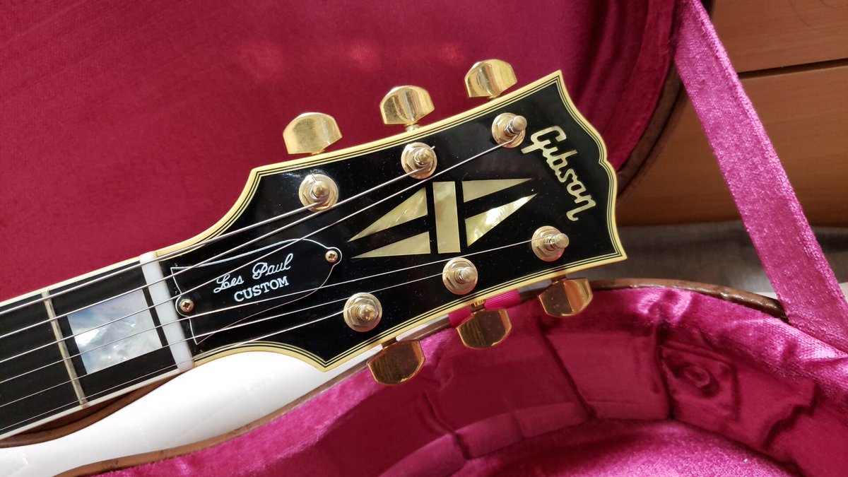 ワイのじゃないけどｗお前のものは俺のものってことで我が家のたまに触らしてもらうギター🎸やはりランディ🥺

GIBSON
1974 Les Paul Custom

#みんなのGibson見せて