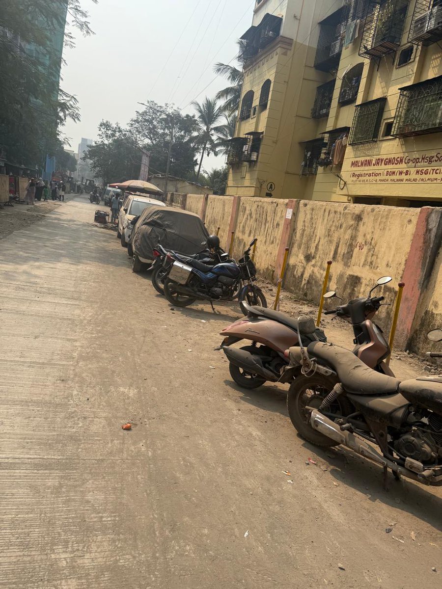 niloferm's tweet photo. @mybmm @mybmcWardPN @MumbaiPolice @RoadsOfMumbai
Malad West(Malwani MHADA)residents suffering. Roads blocked due to illegal/unidentified parking, ongoing construction occupying half the road.Already Complained to BMC,traffic Police &amp; Malwani police station. No action taken yet https://t.co/PPqTpeFza7