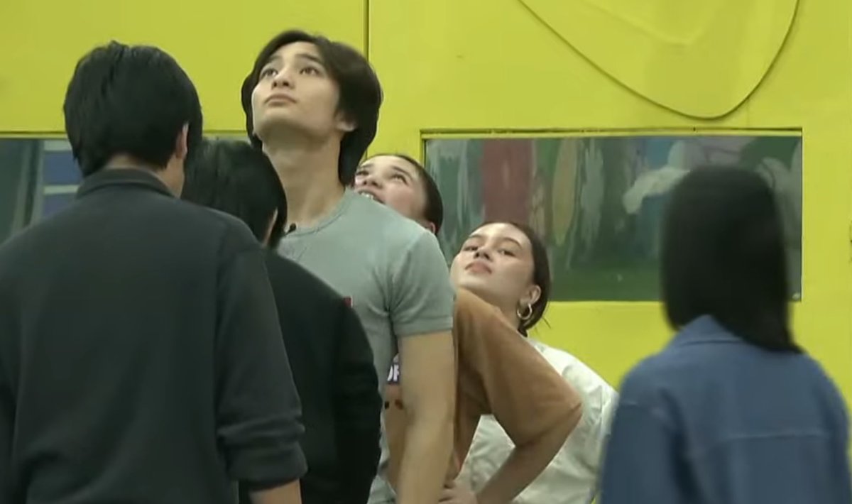 mikhwave's tweet image. walang makakapigil sa mata ni bulanglang para masulyapan ang lumpia nya

CAPKRYS SATBRANG CLOSE 
#PBBCollab2point0 | #PBBCollab20BeautyVsLies