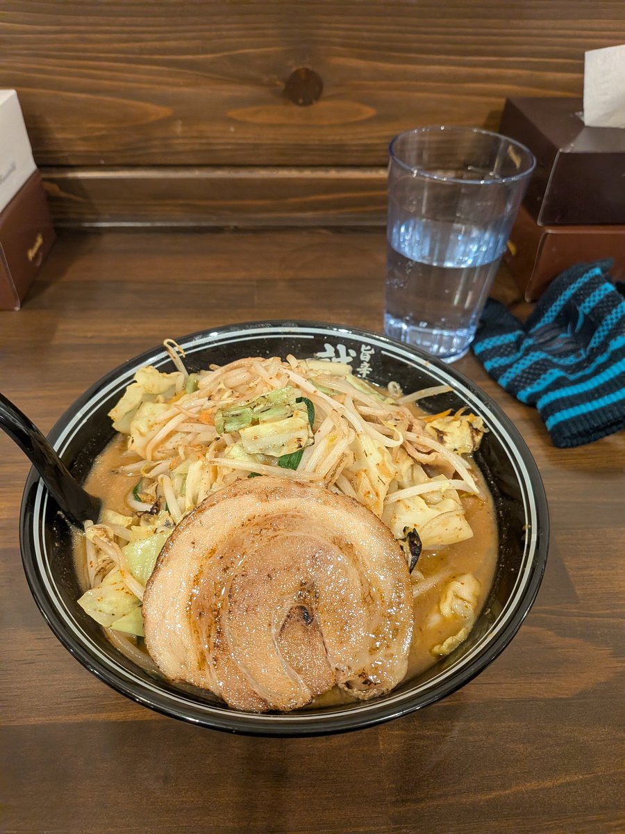 旨辛タンメンのお店でムスコスと夕食🤤
野菜が炭火焼きの香りがしておいしい🤤