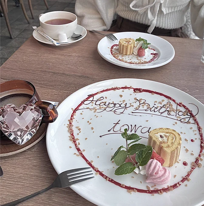 疲労気味の私を連れ出して、お祝いしてくれたやさしい子、豊方は最近百合が描きたいらしい。楽しみ