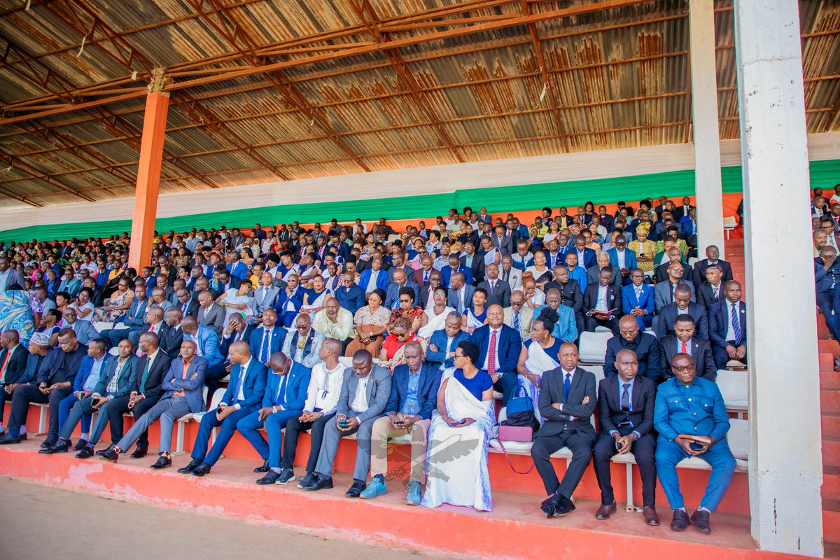 Umukuru w'igihugu yasavye indongozi kumenya inshingano zabo bagatonda ku kazi bazi ico bagiye gukora atari gutonda nk'abagiye kurondera akazi kandi bagasanganwe. Yabasavye kandi gupanga akazi bisunze imbonakazoza mu bikorwa vyabo vya buri musi.
<a href="/CnddFdd/">CNDD-FDD</a>