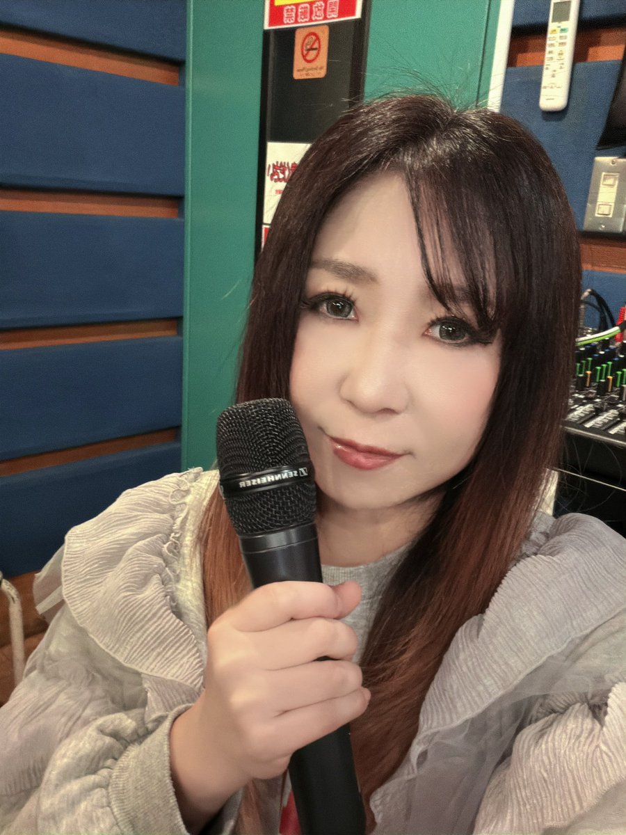 Aira_Vo's tweet image. 今日はロスフレスタジオでした☺️✨

メンバーに会えたのも嬉しかったし、ロスフレ曲を思い切り歌えて幸せだった🎤⚡️✨

もっともっと練習しないと以前のようには歌えないけれど、一歩ずつ頑張っていきます！

#ロスフレ #litf #LostIntheFlames