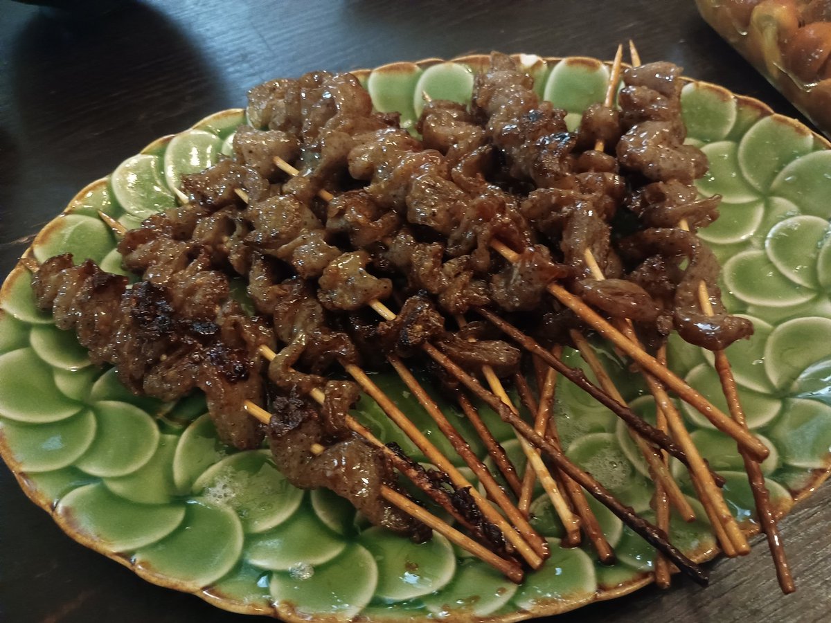 昨日の夜、ピーロートさん（<a href="/PierothJapan/">ピーロート・ジャパン公式（Pieroth Japan）</a> ）から、ラベルが不具合のワイン詰め合わせ六本が届いたから飲みますよー。肴は鶏皮だと思うでしょ？違いますよー。実は蒟蒻なんです。カロリー控えめだから、逆にお酒が進むー🤗