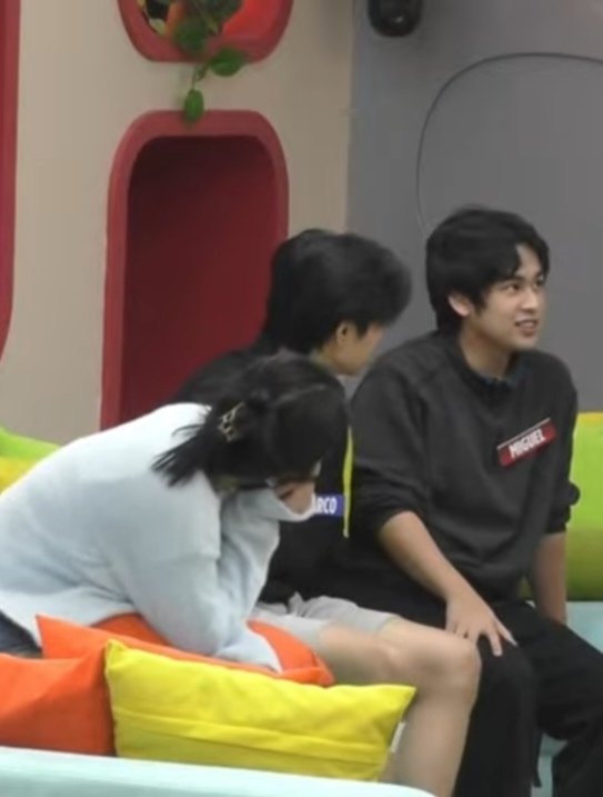 lembblue's tweet image. eto na ba yung look of love? GRABENG TINGIN YAN PRINCESS AH BAKA MATUNAW SI MIGUEL

#PBBCollab20BeautyVsLies