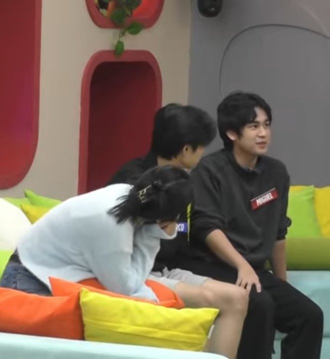 lembblue's tweet image. eto na ba yung look of love? GRABENG TINGIN YAN PRINCESS AH BAKA MATUNAW SI MIGUEL

#PBBCollab20BeautyVsLies