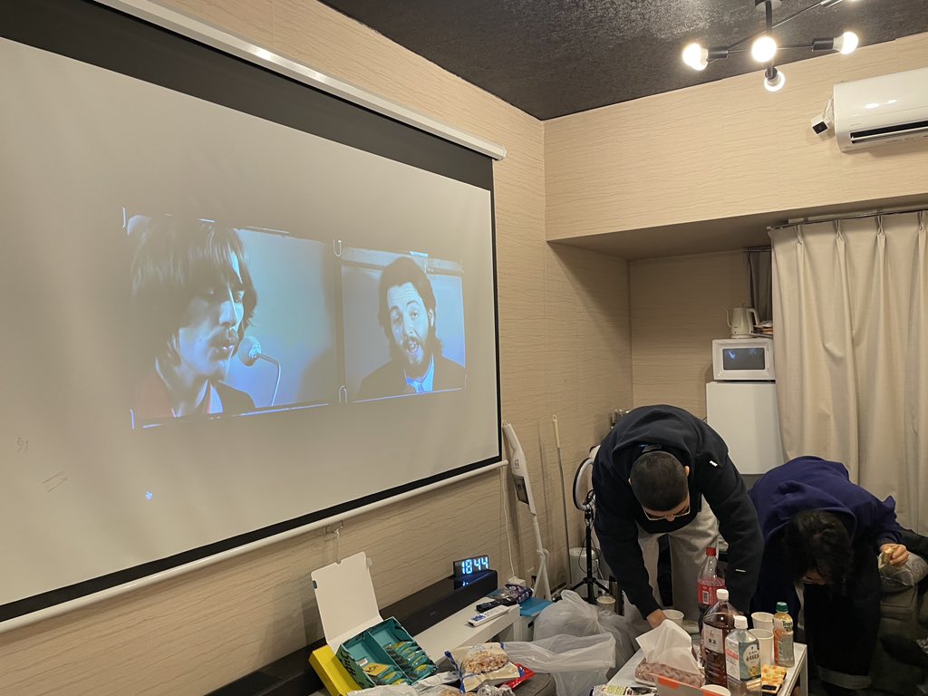 come_dias's tweet photo. #劇のタイトルにした映画全部見る上映会
『キャッチミーイフユーキャン』終了！
スピルバーグの手腕により少し元気が戻ったものの、やはり疲労の色が見えます。

4分の『Let it be』を挟んでいよいよ4時間のラスボス『風と共に去りぬ』が始まります…！ https://t.co/eQs0RXERgb