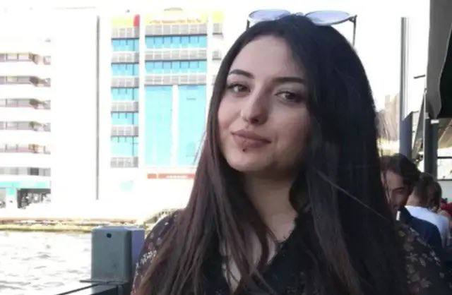 İzmir'de Gözde Akbaba, Lokman Etken hakkında uzaklaştırma kararı bulunmasına rağmen evinin önünde ateşli silahla vuruldu. Gözde Akbaba, ağır yaralı olarak kaldırıldığı hastanede yaşamını yitirdi.

Güvenlik kameralarına yansıyan cinayet anında Gözde Akbaba'nın yardım istediği buna