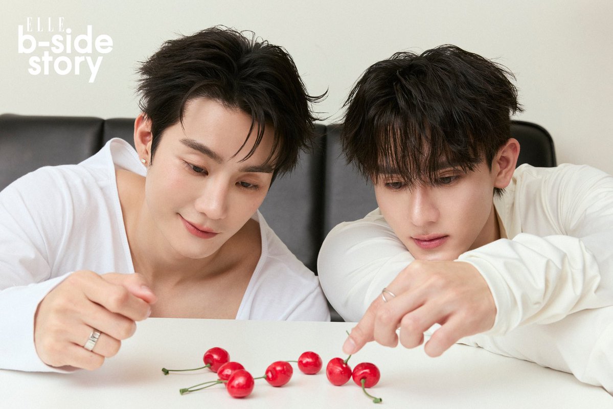 ELLEThailand's tweet image. #ELLEBSideStory พบกับ ฟอส-บุ๊ค @fforcejs @kasibook ได้ในคอลัมน์ B-Side Story ในนิตยสารแอล ประเทศไทย ฉบับมกราคม ทุกแผงหนังลีอชั้นนำทั่วประเทศ

พร้อมทั้งสามารถรับชมวิดีโอสัมภาษณ์ได้แล้วทาง Youtube: youtu.be/F3lAVLOAleM?si…

#ELLEThailand
#ELLEBsideStoryxForceBook
#fforce_ #kasibook