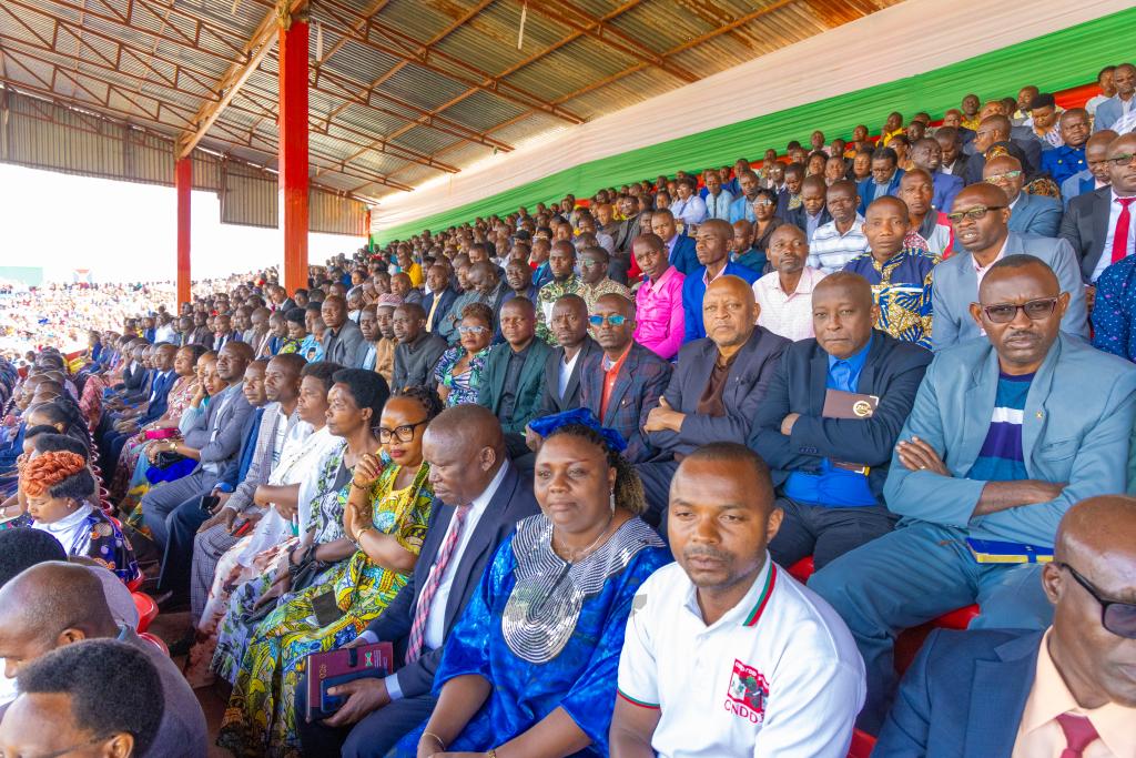 #Gitega_J3:Kabaye n'akaryo keza ku mukuru w'igihugu ko kumenyesha ko indongozi itagira intara, itagira ubwoko canke umuryango ariyo mpamvu amacakubiri mu Burundi yasezerewe ko no mu kugena indongozi harabwa ivyo umuntu ashoboye n'ico azomarira abenegihugu mu mabanga yajejwe.