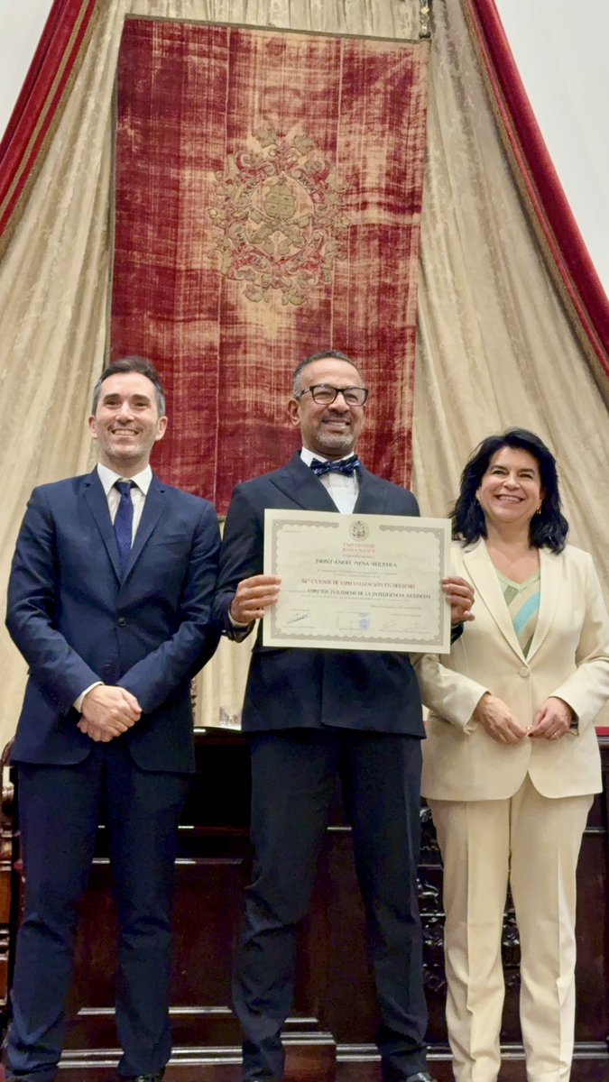 DoctorBatalla's tweet photo. Hoy celebro una alegría profunda y consciente: seguir siendo estudiante. Recibir este título de la Universidad de Salamanca es un honor académico que pesa por lo que exige y dignifica por lo que representa. Salamanca no hereda una tradición: es tradición. Es una de las universidades más antiguas de Europa, junto a la Universidad de Bolonia, la Universidad de París y la Universidad de Oxford. Aquí el saber no se exhibe; se trabaja con rigor y humildad. Este diploma certifica algo más que horas de estudio: acredita una toma de posición frente a uno de los desafíos centrales de nuestro tiempo. La inteligencia artificial es estructural, irreversible y decisiva para el derecho. Por eso, su regulación no es opcional: debe ser clara, firme y responsable. En el ámbito jurídico siempre debe existir un responsable identificable del uso de la IA, porque donde hay decisión que afecta derechos, hay responsabilidad que no puede diluirse en algoritmos.

Quiero pertenecer,,con convicción, a la Escuela de Salamanca, que cumple quinientos años pensando el poder con límites, fundada por Francisco de Vitoria, quien nos enseñó que la grandeza del derecho empieza por la humildad de la razón.
👇🏾👇🏾👇🏾👇🏾
Lo que sigue es claro: profundizar en la identidad digital como eje del futuro inmediato. Salamanca me recuerda algo esencial: el verdadero título es no dejar nunca de aprender. @Melovides @juangaleanorey @laparticuladios @cramireznet @raitello