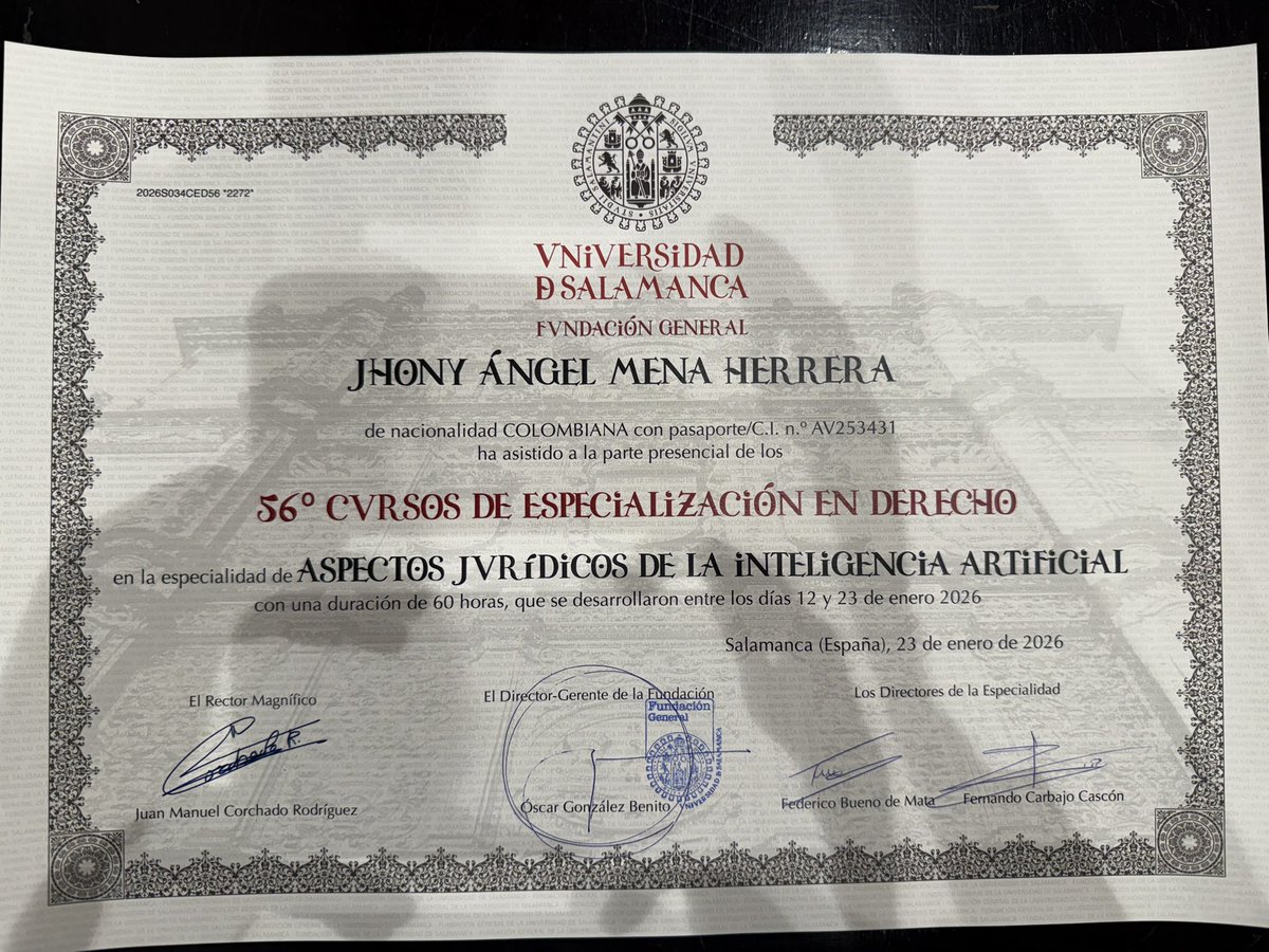 DoctorBatalla's tweet photo. Hoy celebro una alegría profunda y consciente: seguir siendo estudiante. Recibir este título de la Universidad de Salamanca es un honor académico que pesa por lo que exige y dignifica por lo que representa. Salamanca no hereda una tradición: es tradición. Es una de las universidades más antiguas de Europa, junto a la Universidad de Bolonia, la Universidad de París y la Universidad de Oxford. Aquí el saber no se exhibe; se trabaja con rigor y humildad. Este diploma certifica algo más que horas de estudio: acredita una toma de posición frente a uno de los desafíos centrales de nuestro tiempo. La inteligencia artificial es estructural, irreversible y decisiva para el derecho. Por eso, su regulación no es opcional: debe ser clara, firme y responsable. En el ámbito jurídico siempre debe existir un responsable identificable del uso de la IA, porque donde hay decisión que afecta derechos, hay responsabilidad que no puede diluirse en algoritmos.

Quiero pertenecer,,con convicción, a la Escuela de Salamanca, que cumple quinientos años pensando el poder con límites, fundada por Francisco de Vitoria, quien nos enseñó que la grandeza del derecho empieza por la humildad de la razón.
👇🏾👇🏾👇🏾👇🏾
Lo que sigue es claro: profundizar en la identidad digital como eje del futuro inmediato. Salamanca me recuerda algo esencial: el verdadero título es no dejar nunca de aprender. @Melovides @juangaleanorey @laparticuladios @cramireznet @raitello