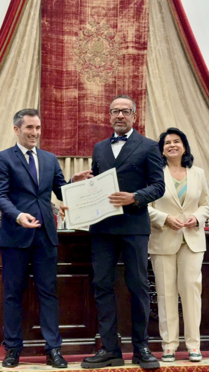 DoctorBatalla's tweet photo. Hoy celebro una alegría profunda y consciente: seguir siendo estudiante. Recibir este título de la Universidad de Salamanca es un honor académico que pesa por lo que exige y dignifica por lo que representa. Salamanca no hereda una tradición: es tradición. Es una de las universidades más antiguas de Europa, junto a la Universidad de Bolonia, la Universidad de París y la Universidad de Oxford. Aquí el saber no se exhibe; se trabaja con rigor y humildad. Este diploma certifica algo más que horas de estudio: acredita una toma de posición frente a uno de los desafíos centrales de nuestro tiempo. La inteligencia artificial es estructural, irreversible y decisiva para el derecho. Por eso, su regulación no es opcional: debe ser clara, firme y responsable. En el ámbito jurídico siempre debe existir un responsable identificable del uso de la IA, porque donde hay decisión que afecta derechos, hay responsabilidad que no puede diluirse en algoritmos.

Quiero pertenecer,,con convicción, a la Escuela de Salamanca, que cumple quinientos años pensando el poder con límites, fundada por Francisco de Vitoria, quien nos enseñó que la grandeza del derecho empieza por la humildad de la razón.
👇🏾👇🏾👇🏾👇🏾
Lo que sigue es claro: profundizar en la identidad digital como eje del futuro inmediato. Salamanca me recuerda algo esencial: el verdadero título es no dejar nunca de aprender. @Melovides @juangaleanorey @laparticuladios @cramireznet @raitello
