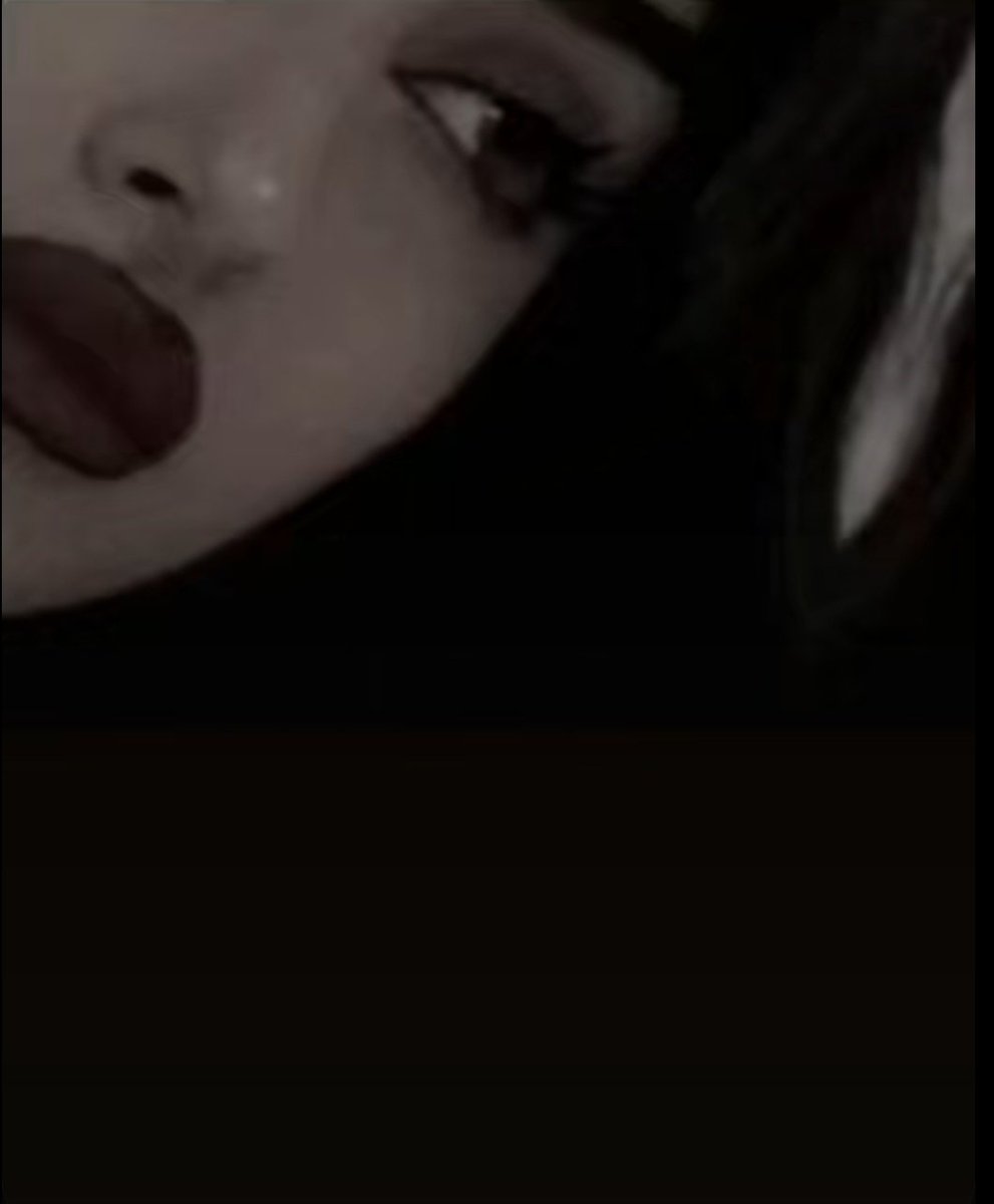 إذهب إلى النوم أيّها المخدوع ..
لأنّ شخصك المفضّل مع شخصه المفضّل.