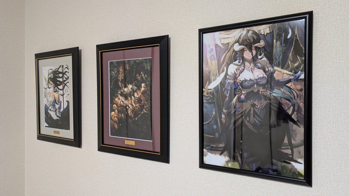 urayan19's tweet image. オーバーロード展の事後販売で注文したアルベドのポスターが届いたので、額縁に入れて複製原画と並べて飾ってみました！
これもまた良きです✨