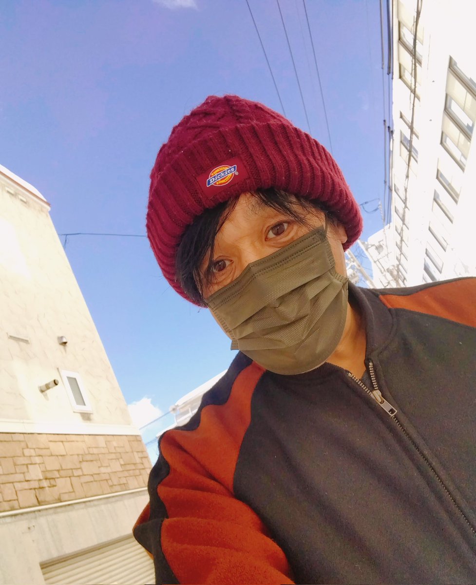 same69rocket's tweet image. 今年一発目（それもワンワン）の一曲目が決まらなくて

真冬の青空散歩してました
明日もします（笑）

来月から地元ライブ&amp;amp;ラジオ出演
今年のメインはまだ先です
たぶん人生のメインもまだこれから

おやすみなさい