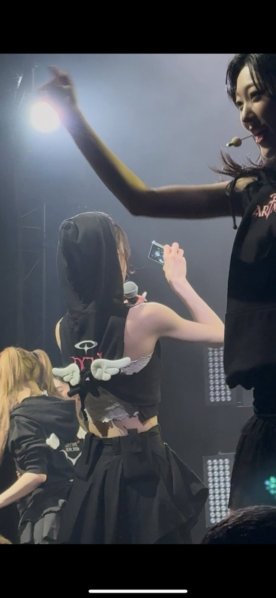 heejinvior's tweet photo. hi cologne ourii is there anyone who maybe recorded the moment when heejin took my digi cam 🥹?? (especially the moment she came to me and took it from me)
i cherish this moment a lot and would be grateful if theres anyone who have it and could share to me <3
#artmsincologne https://t.co/UZlKPWnnbe