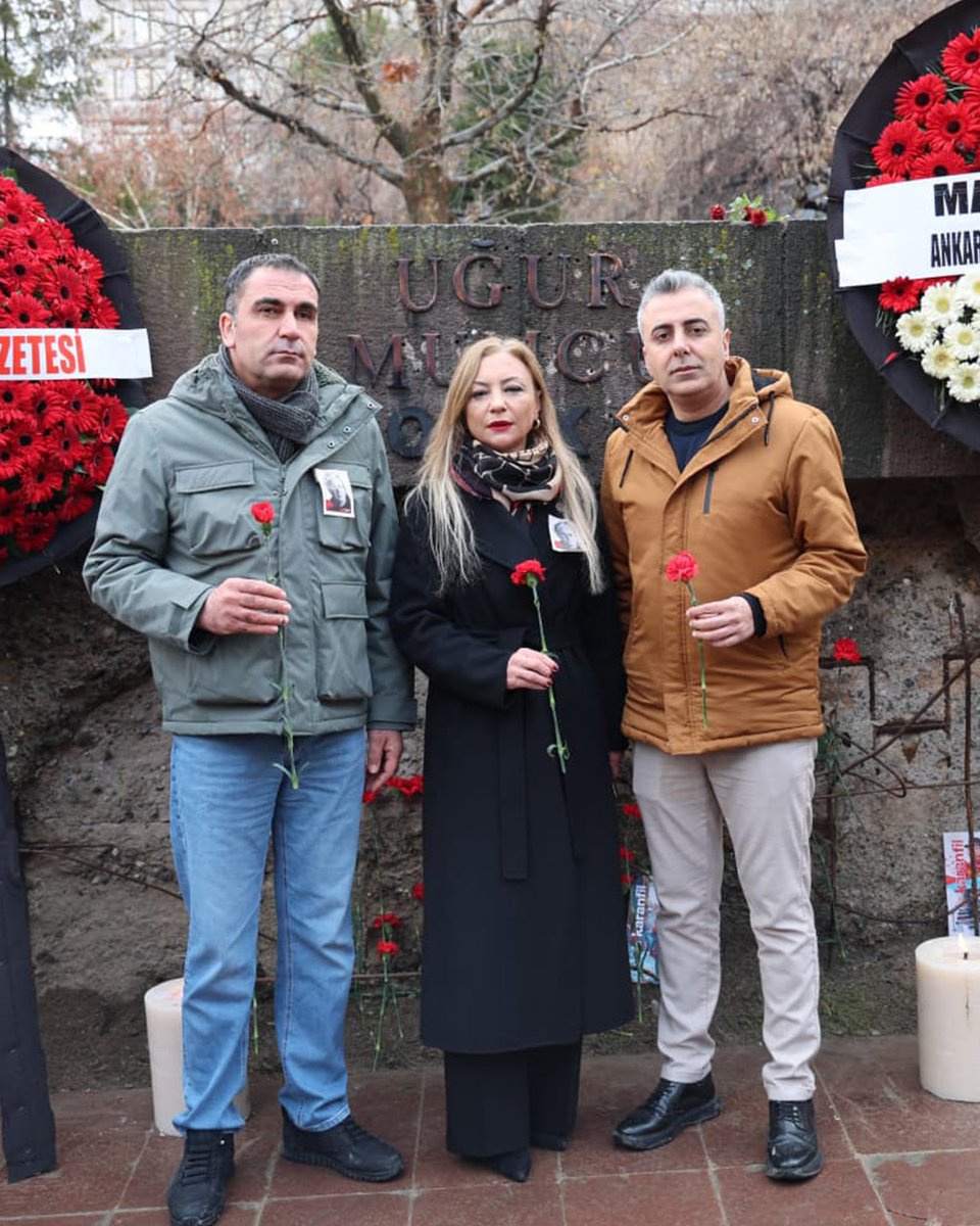 Eğitim-İş olarak; karanlığa karşı aydınlığın, gericiliğe karşı bilimin, sömürüye karşı tam bağımsızlığın simgesi Uğur Mumcu’yu, katledilişinin 33. yılında, Genel Mali Sekreterimiz Doğan Dağdelen, Genel Özlük-Hukuk ve TİS Sekreterimiz Yeliz Toy ve Genel Eğitim Sekreterimiz Veli