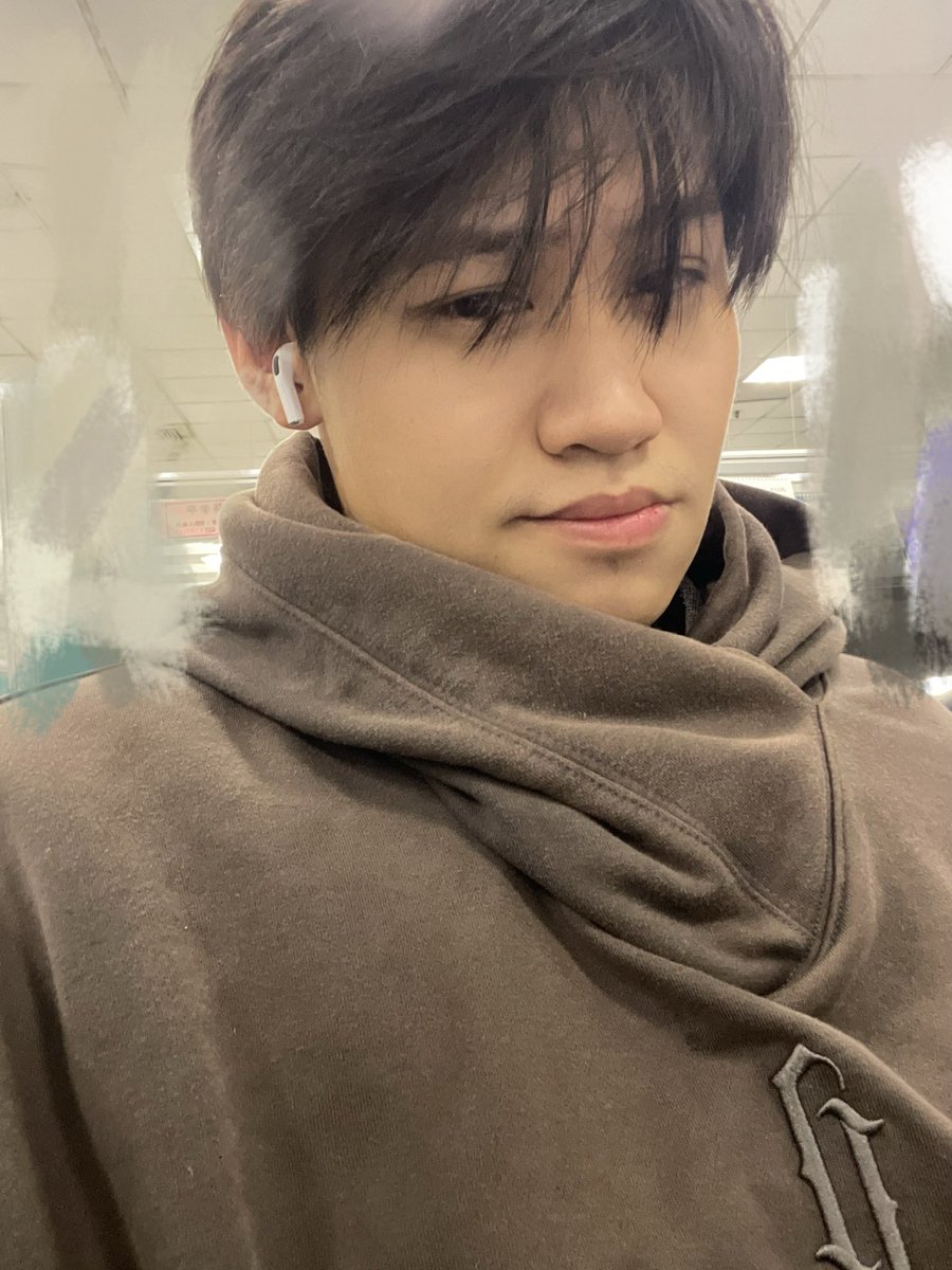 Tt990716's tweet photo. 上班了,很不高兴为您服务😑 https://t.co/3hGdCiIGCz