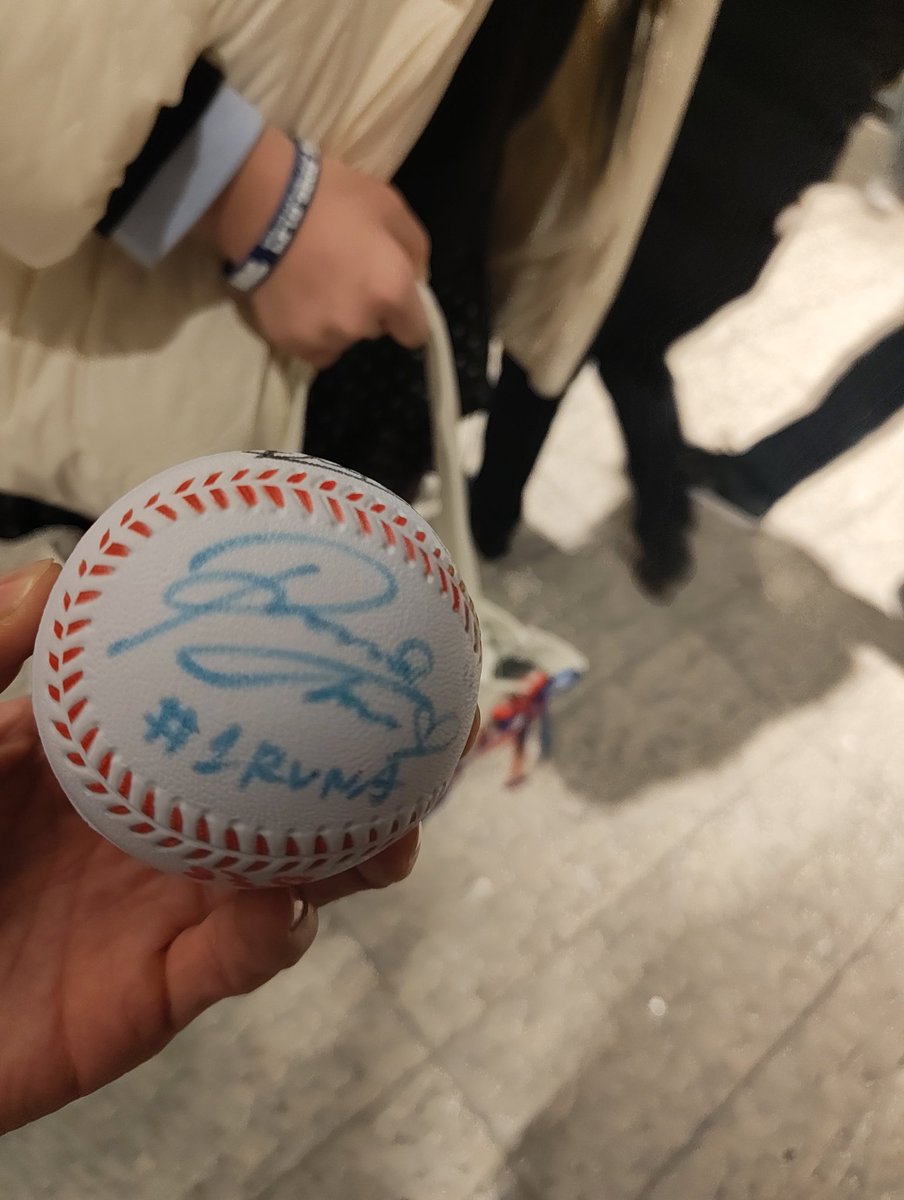 CHIKAさんから手渡しで頂いた寄せ書きサインボール！！！！！