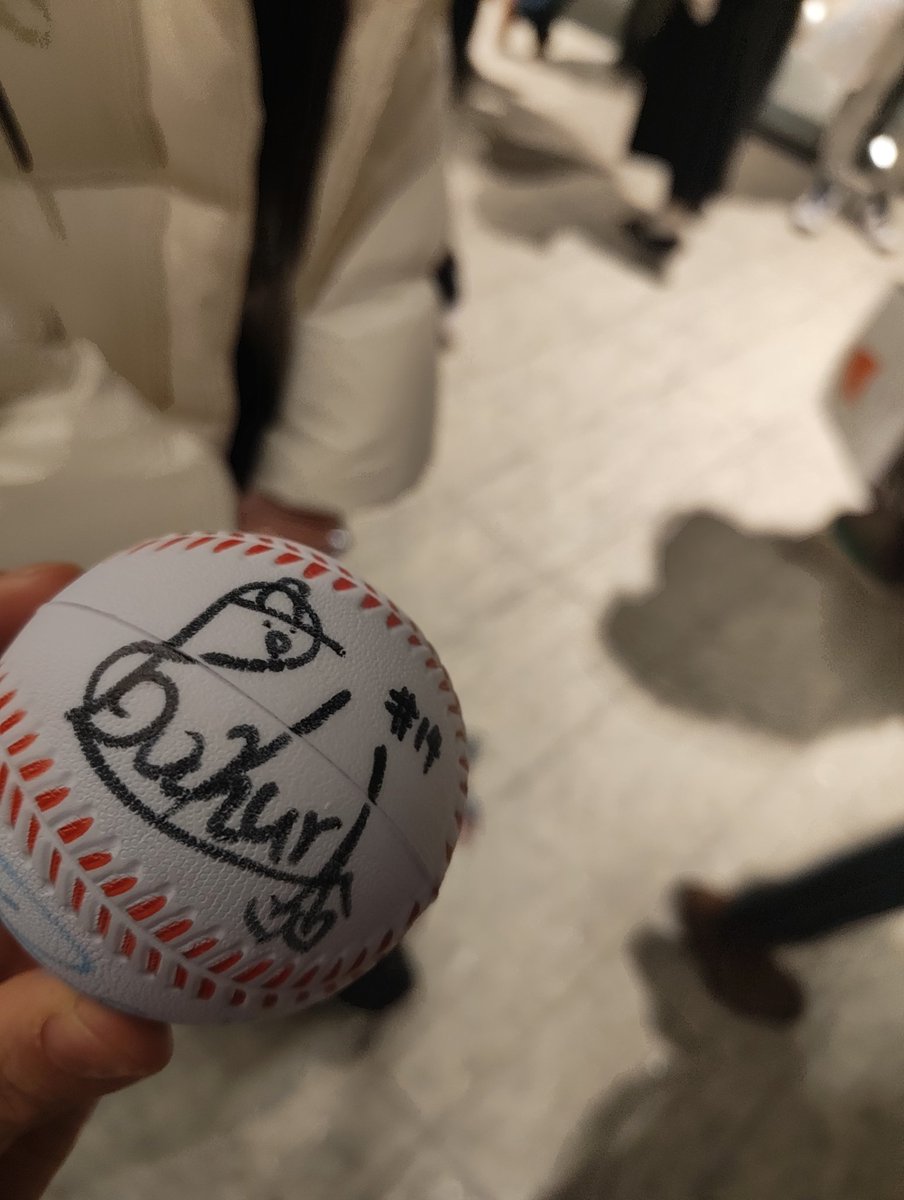 CHIKAさんから手渡しで頂いた寄せ書きサインボール！！！！！
