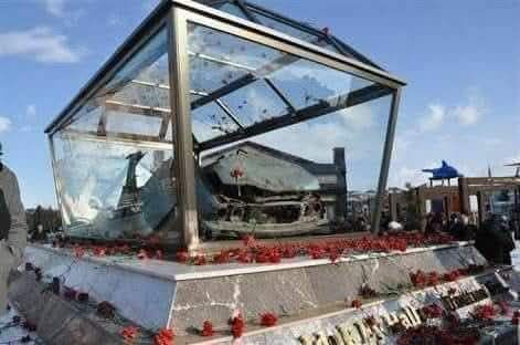 06 YR 245
Renault 12.
1984 model.
Mavi.
Park halindeydi.
Sahibi geldi, bindi.
Vitesi boşa aldı.
*
Bum!
*
Kontağı çevirince havaya uçtuğu yazıldı ama, öyle değildi. Kriminal incelemede anlaşıldı ki, kontak sıfır pozisyonundaydı, kontak anahtarı da rahmetlinin cebindeydi. Isıya