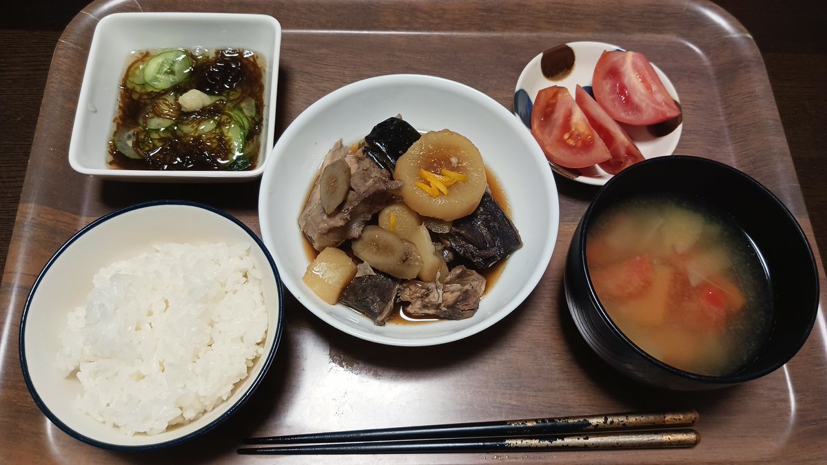 #トマスの夕餉
市場の魚屋で買ったブリあらでブリ大根(ゴボウ入り)。本気のブリあらで作ると、家庭で出たフクラギの切れ端とはレベルが違うのを実感。